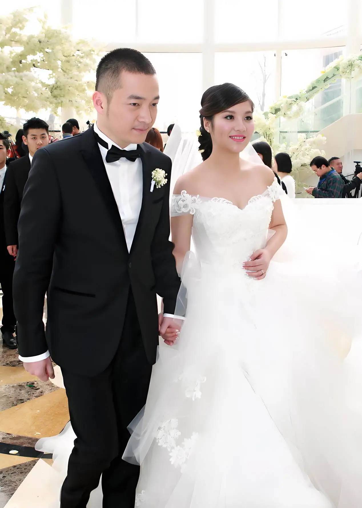 产偷偷搬走300多箱茅台拉黑妻子连孩子都不见开元棋牌卓伟再曝大瓜！喻恩泰被曝婚变转移财(图12)