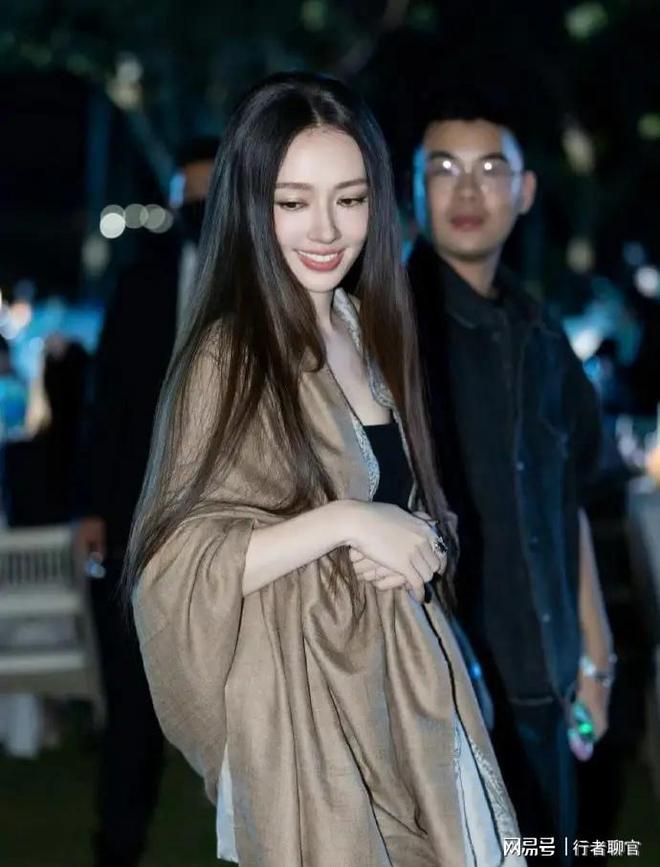 钱向佐带娃有时异地但豪门日子藏不住了开元棋牌app郭碧婷手撕谣言：婆婆给(图4)