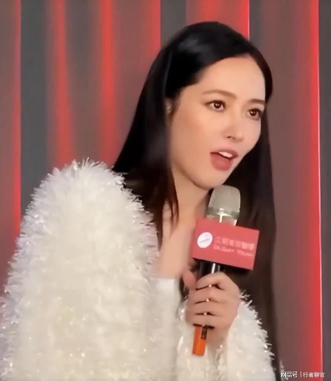 钱向佐带娃有时异地但豪门日子藏不住了开元棋牌app郭碧婷手撕谣言：婆婆给(图12)