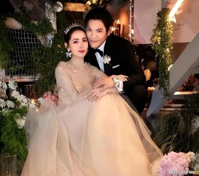 钱向佐带娃有时异地但豪门日子藏不住了开元棋牌app郭碧婷手撕谣言：婆婆给(图9)