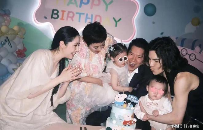 钱向佐带娃有时异地但豪门日子藏不住了开元棋牌app郭碧婷手撕谣言：婆婆给(图3)