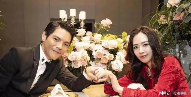 钱向佐带娃有时异地但豪门日子藏不住了开元棋牌app郭碧婷手撕谣言：婆婆给(图13)